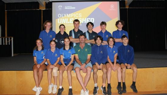 Image of Chris McHugh with Kangaroo Island Community Education students